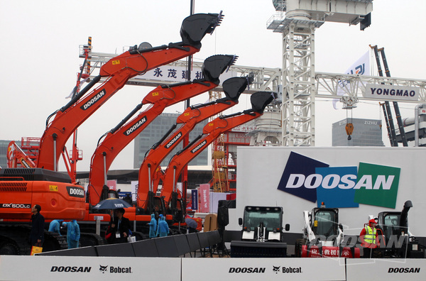 Doosan Introduces New China-Exclusive Models at bauma China 2014